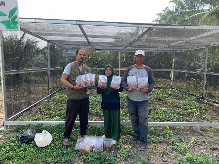 Penyerahan benih kopi Liberika kepada KTWMJ