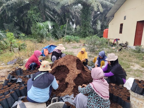 Pengisian media tanam ke dalam polybag bersama anggota KTWMJ